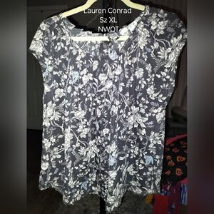 Gray/white floral blouse
